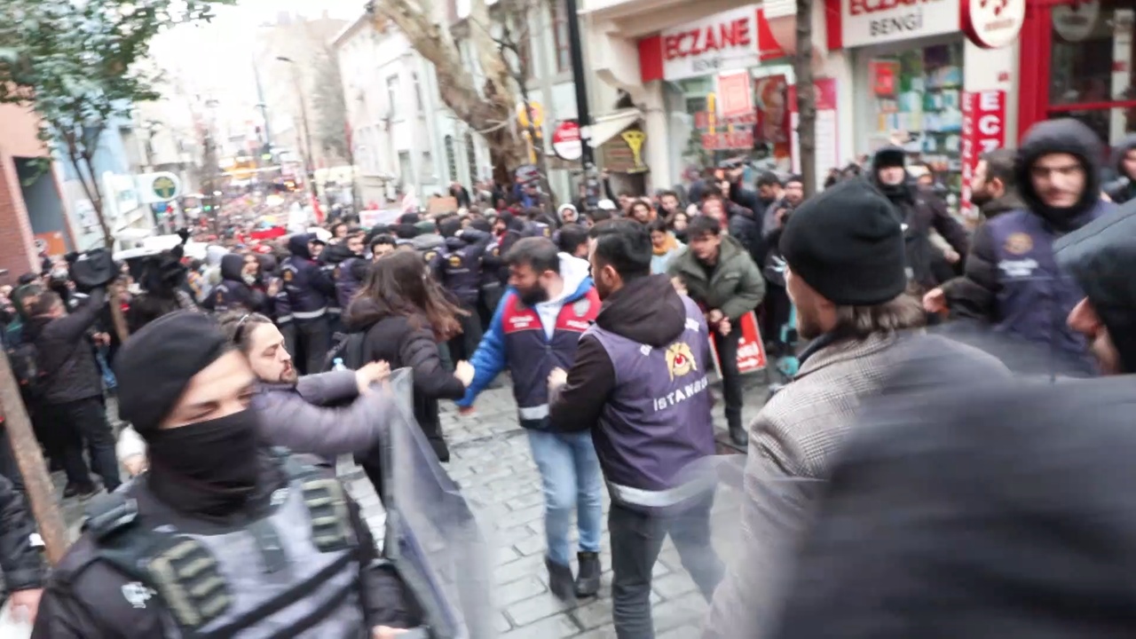 Beşiktaş'ta İzinsiz Yürüyüşe Polis Müdahalesi