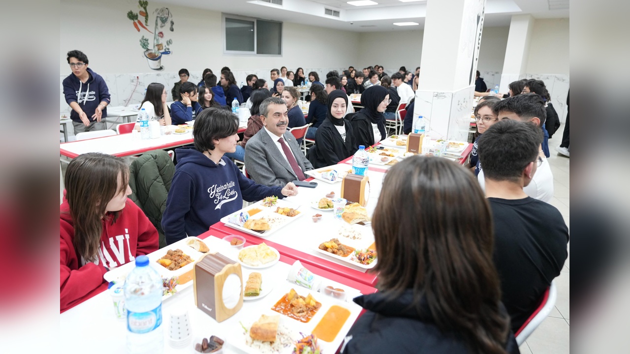 Bakan Tekin İftar Sofrasında Öğrencilerle Bir Araya Geldi