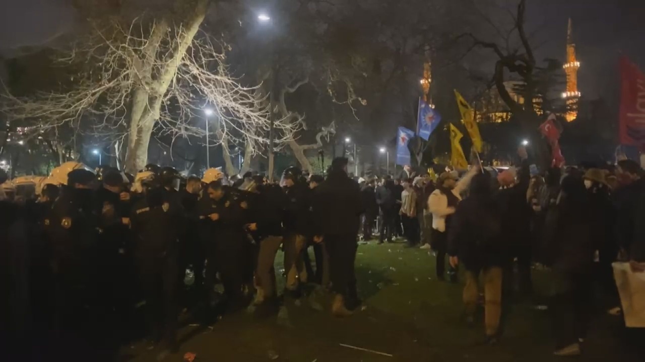 Saraçhane'de Taşkınlık Çıkaran Kalabalığa Polis Müdahale Etti