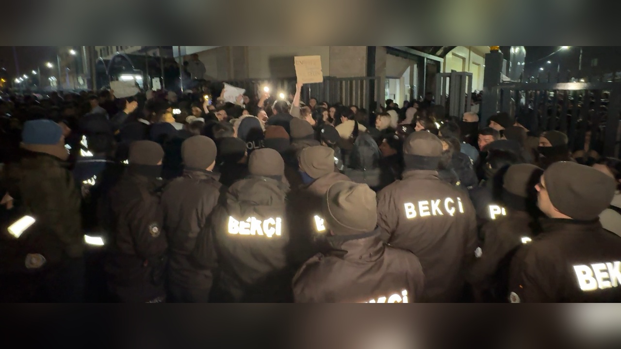 Öğrenciler, Avcılar Kız Yurdunu Protesto Etti