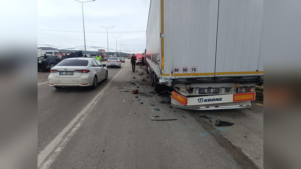 TIR'a Çarpan Otomobilde 5 Kişi Yaralandı