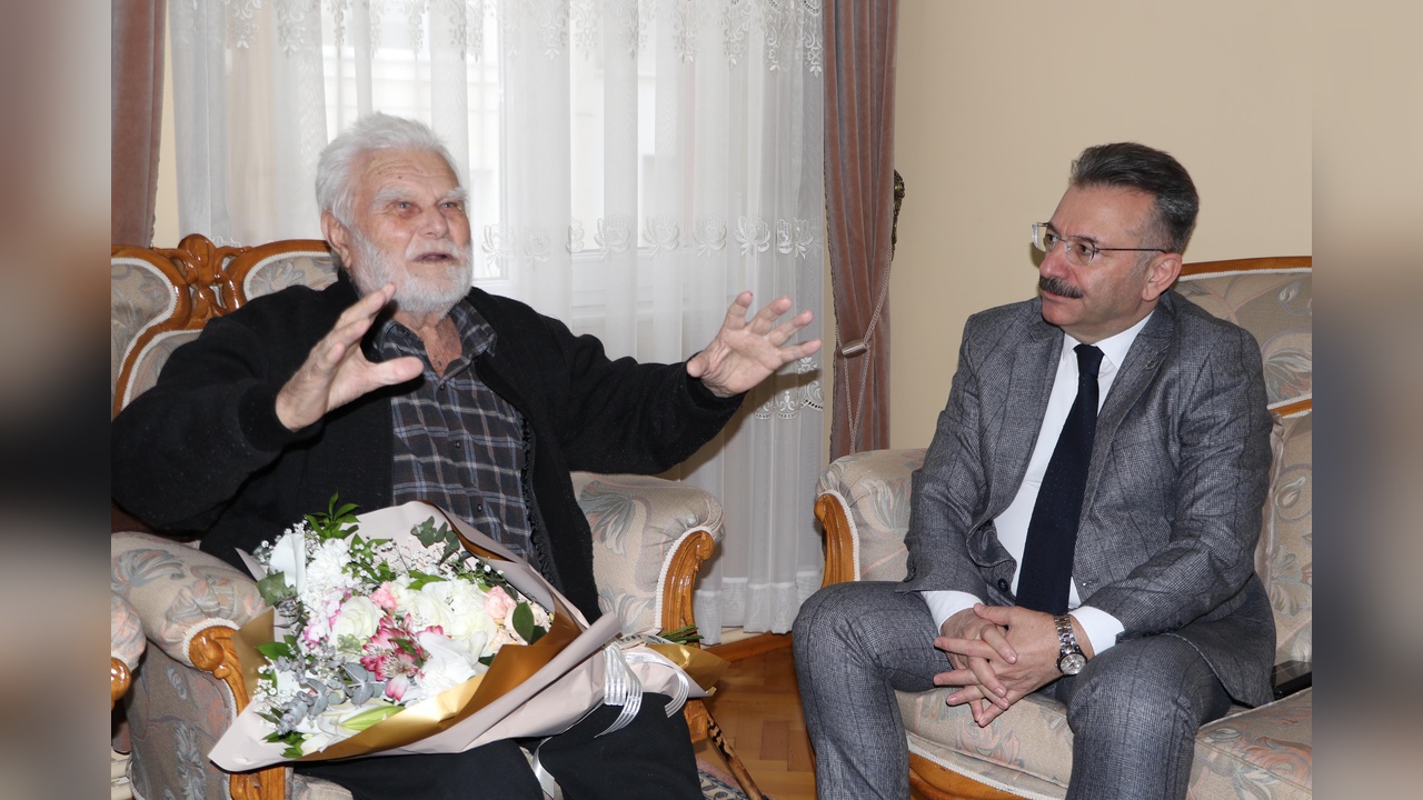 Vali Aksoy, 100 Yaşındaki Ali Sezer'i Ziyaret Etti