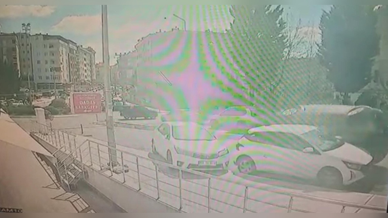 Otomobilin Üç Araca Çarptığı Kaza Güvenlik Kamerasında Görüntülendi