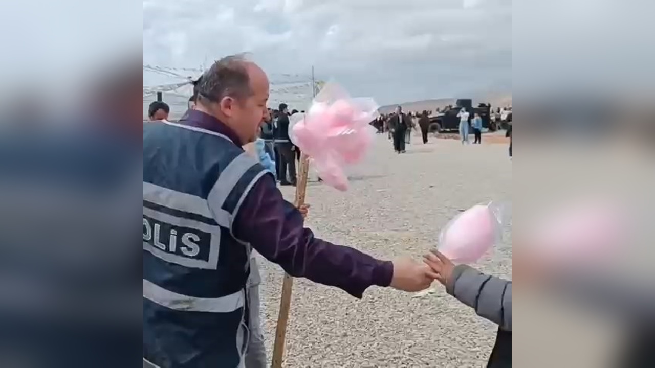 Polisler Nevruz Etkinliğinde Çocuklara Pamuk Şeker İkram Etti