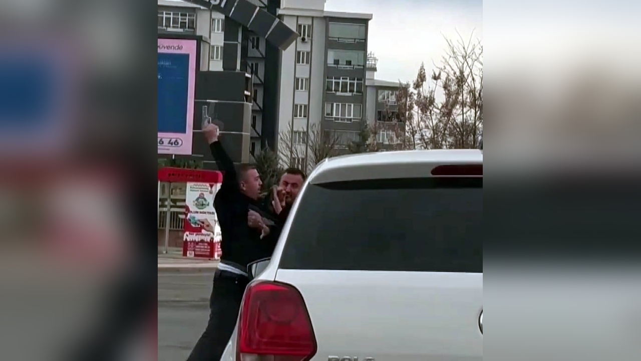 Trafikte Silahlı Tehdit Anları Kameralara Yansıdı
