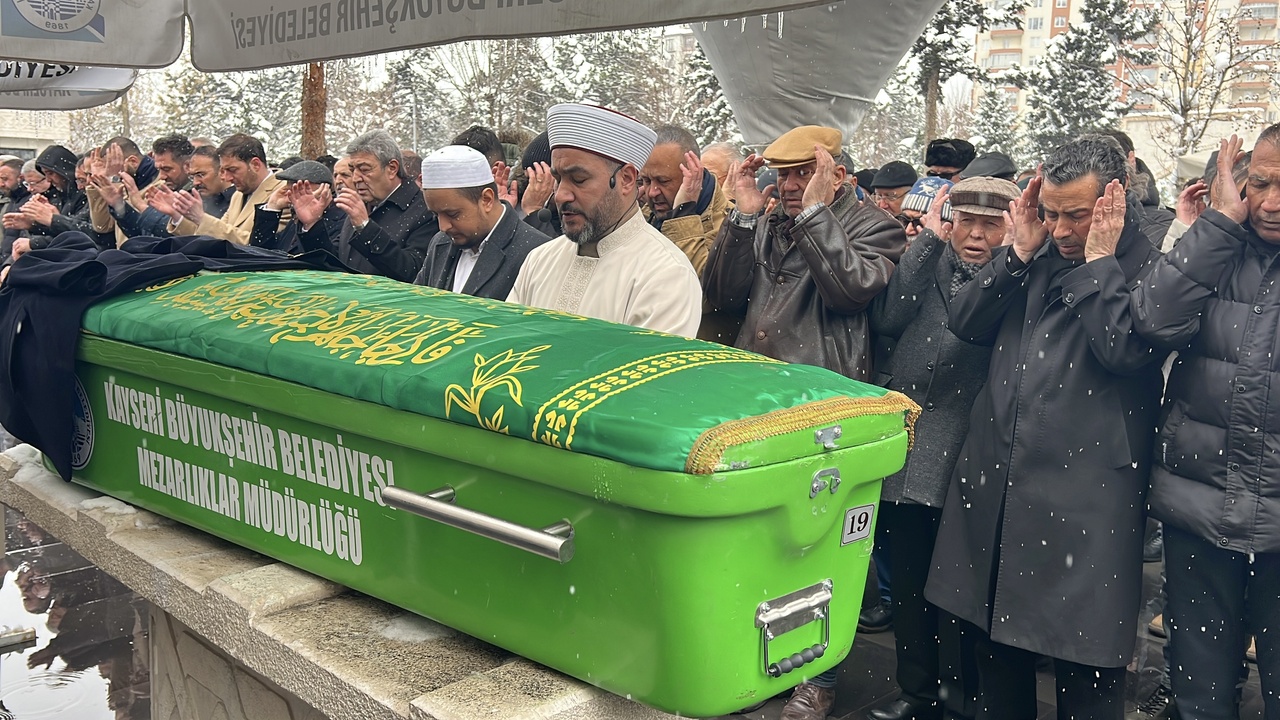 Ünlü Gazeteci Oktay Ensari Hayatını Kaybetti