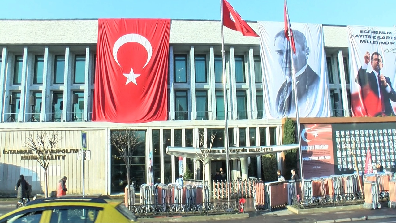 İBB Binasındaki Kırık Camlar Naylonla Kapandı