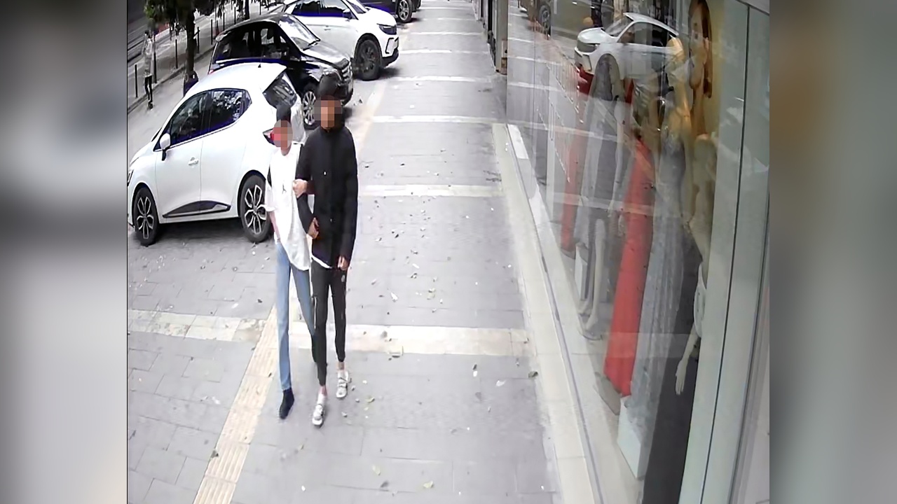 Öğrenciler Cep Telefonu Gasbetti, İki Kişiyi Bıçakladı