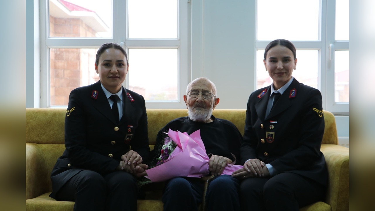Bitlis'te Jandarma Yaşlıları Evlerinde Ziyaret Etti