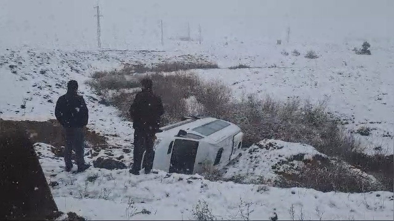 Bingöl'de İşçi Taşıyan Minibüs Şarampole Devrildi: 9 Yaralı