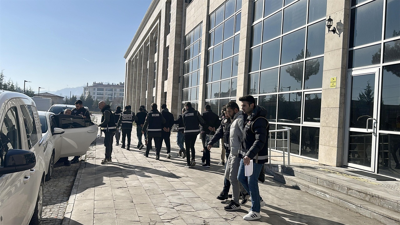 Kütahya'da Suç Örgütü Şüphelileri Adliyeye Sevk Edildi