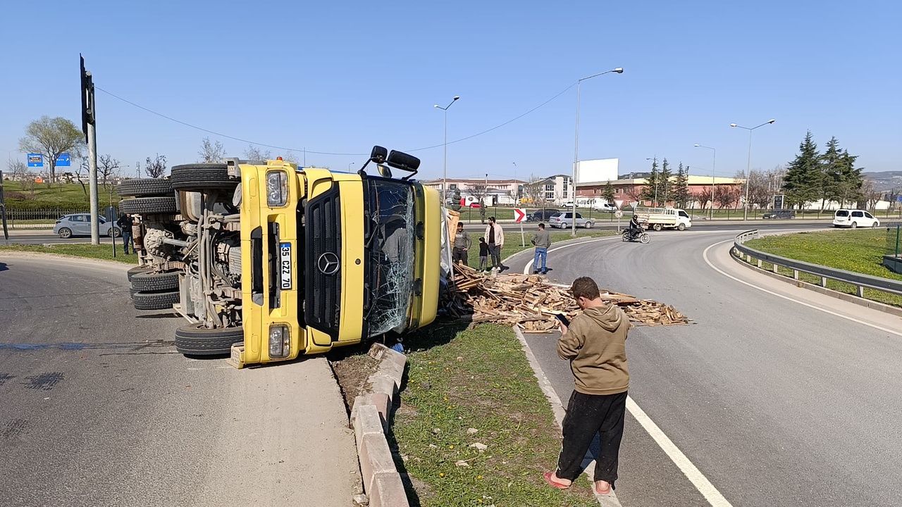 Ahşap Palet Yüklü Kamyon Devrildi, Sürücü Yaralandı
