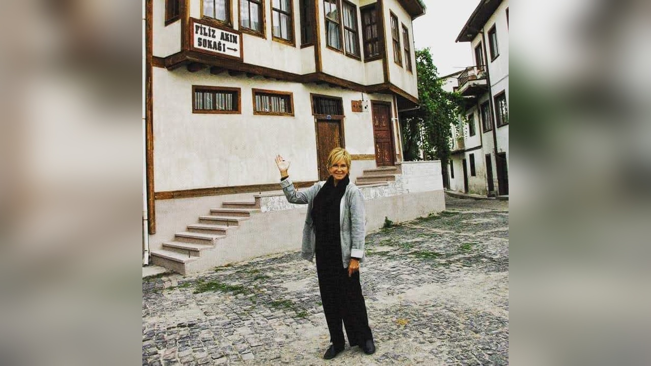 Ünlü Sanatçı Filiz Akın Hayatını Kaybetti