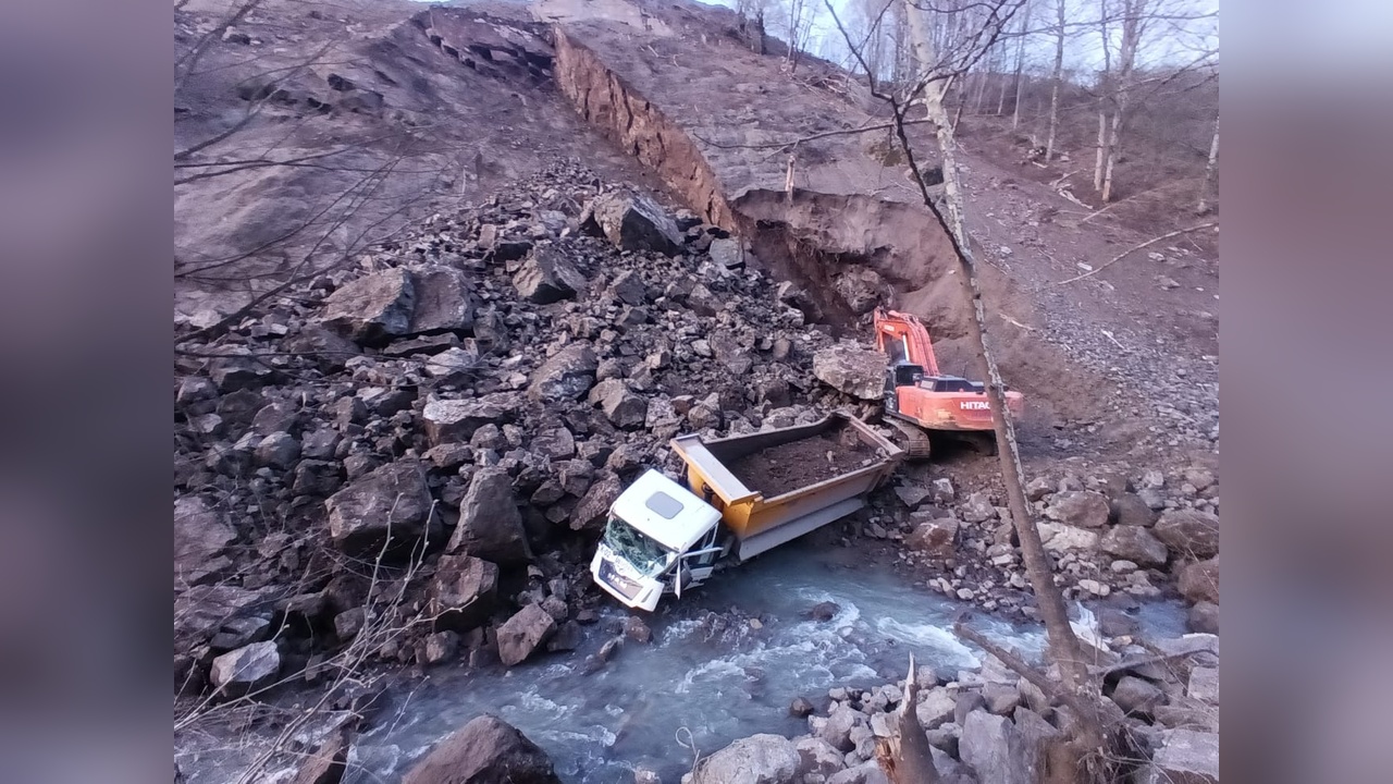 Heyelan Sonucu Kamyon ve İş Makinesi Mahsur Kaldı, Bir Kişi Yaralandı