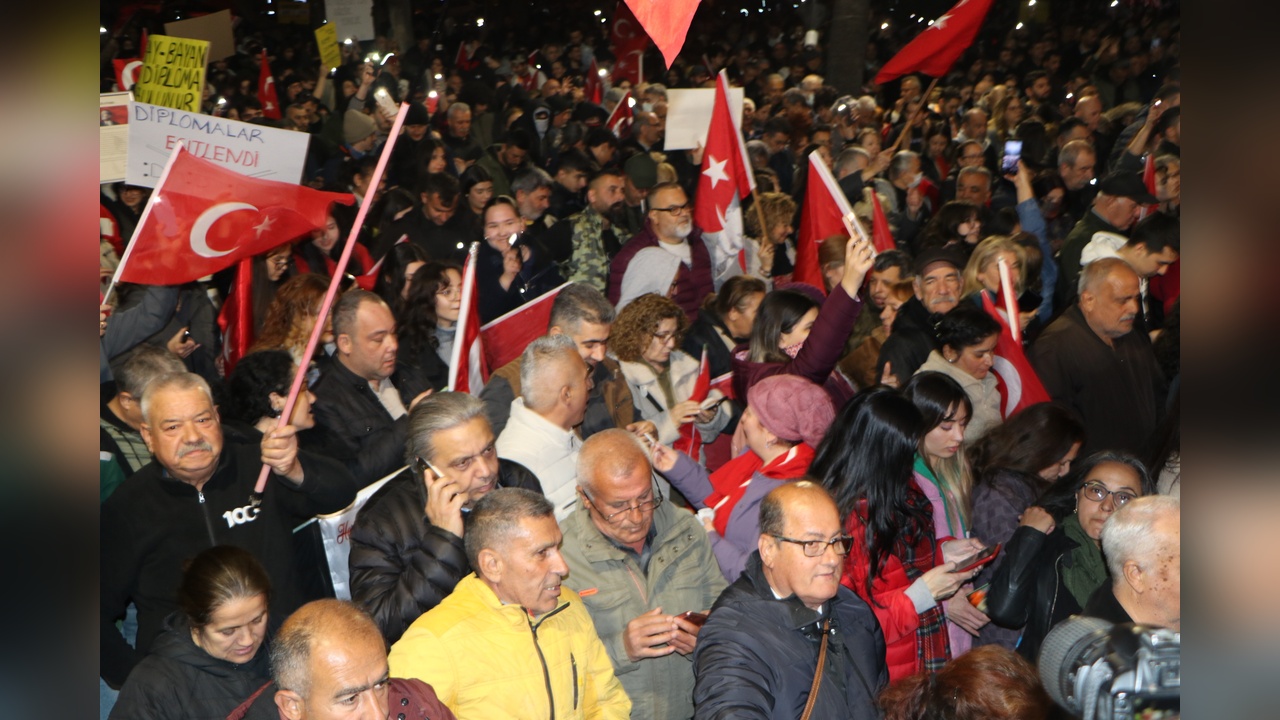 Ekrem İmamoğlu İçin Adana'da Destek Yürüyüşü Düzenlendi