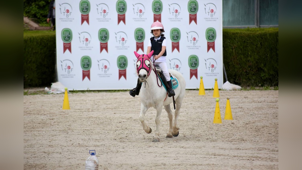 Pony Biniciliğinde Türkiye Şampiyonu Olmayı Başardı