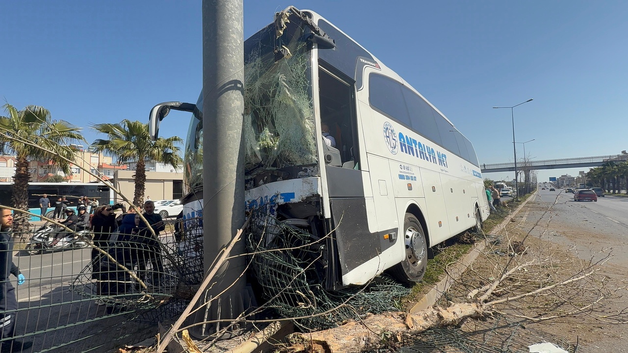 Yolcu Otobüsünün Direksiyonu Kilitlendi, Refüje Çıktı