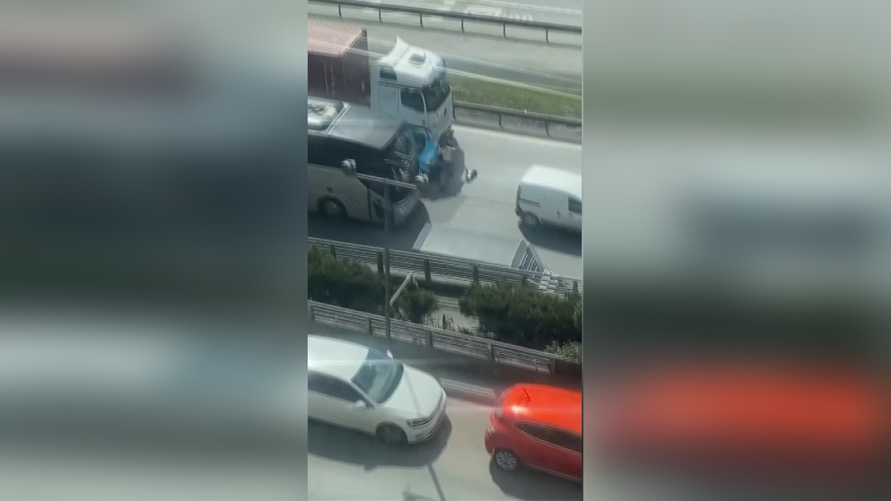 Başakşehir'de Çekiçli Saldırı: TIR Altında Kalmaktan Son Anda Kurtuldu