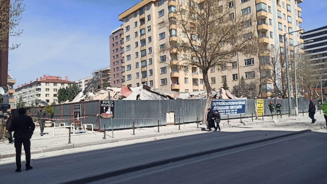 Yıkım Sırasında 6 Katlı Bina Çöktü