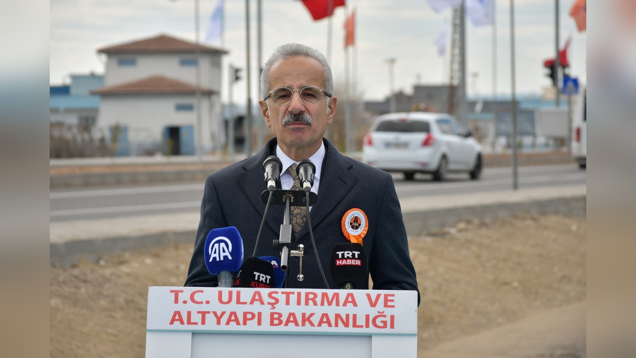 Ulaştırma Bakanı Uraloğlu, Türkiye'nin yol ağını genişlettiğini duyurdu