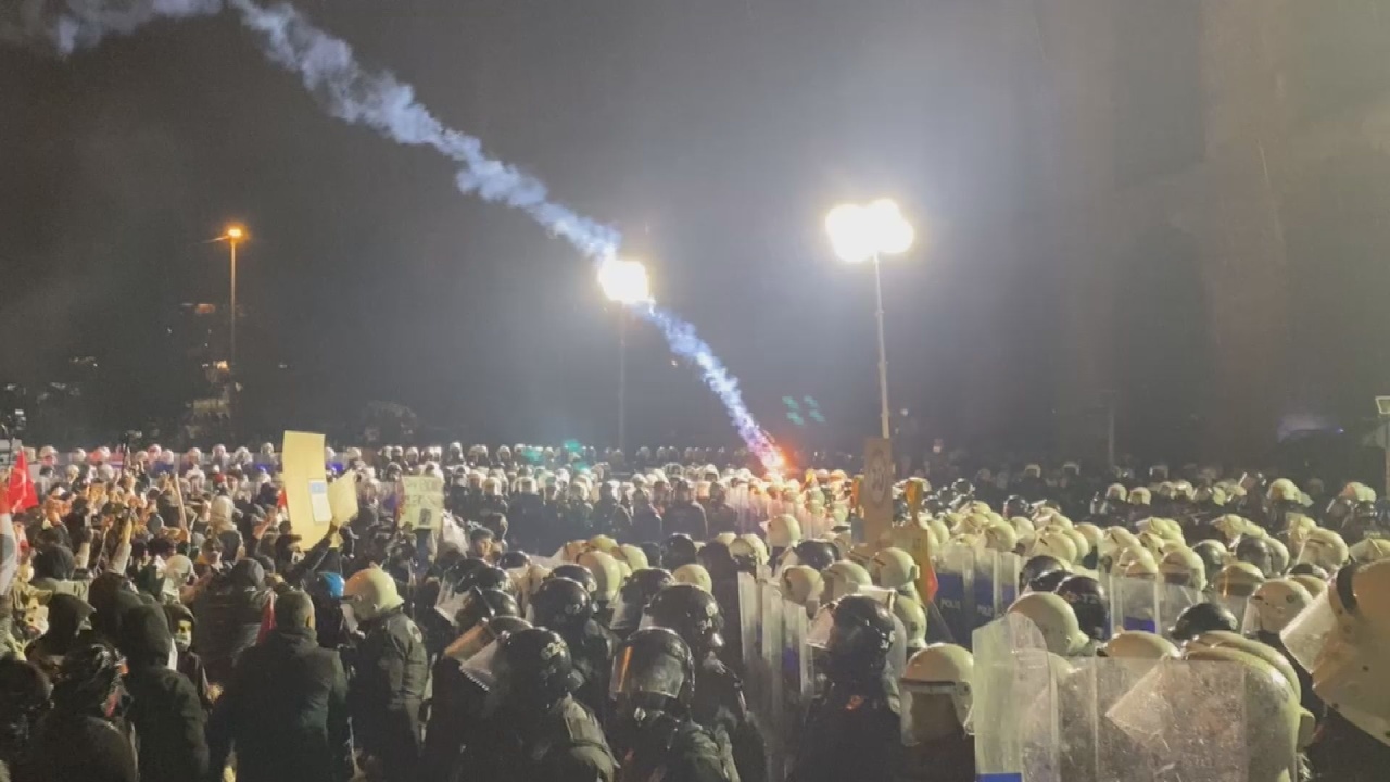 Saraçhane'deki İzinsiz Gösteriye Polis Müdahale Etti
