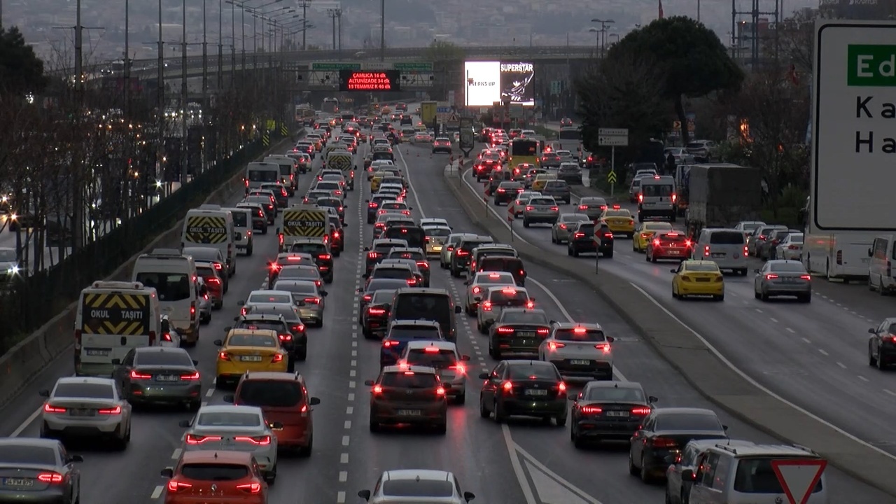 İstanbul'da Trafik Yoğunluğu Artıyor