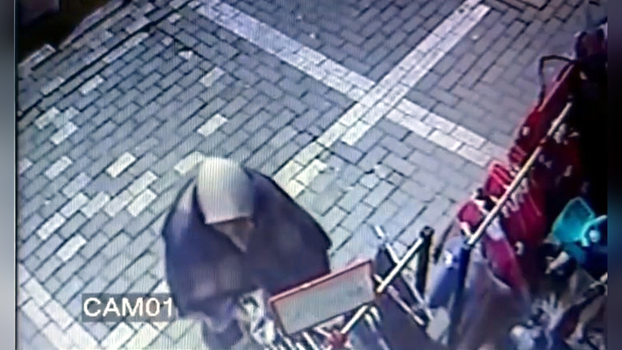 Avcılar'da Kıyafet Hırsızlığı Güvenlik Kamerasına Yansıdı
