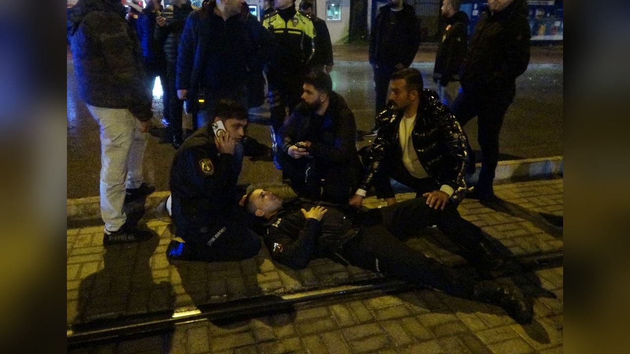 Göğsüne parke taşı isabet eden polis memuru hastaneye kaldırıldı