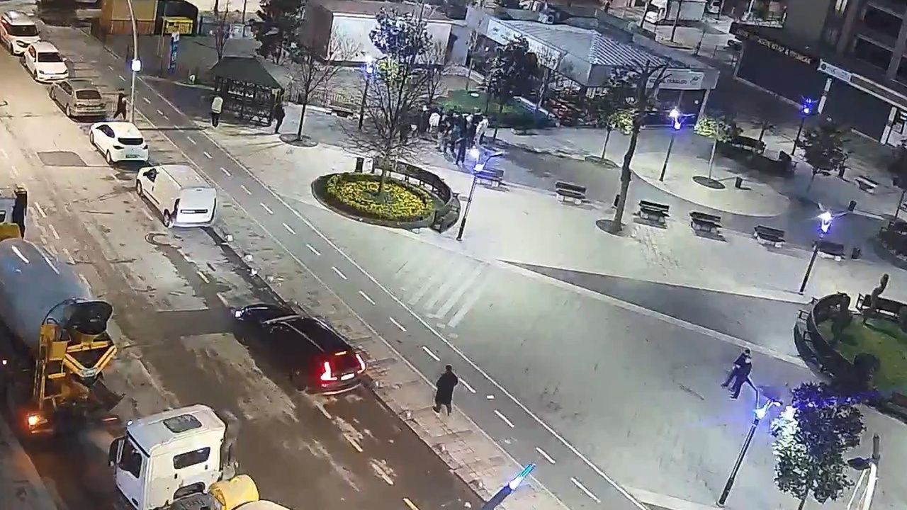 Sultangazi'de Sopalı ve Yumruklu Kavga Güvenlik Kamerasında