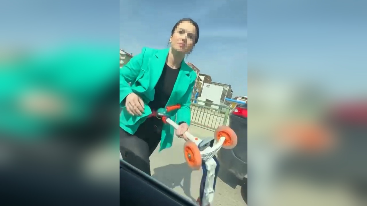 Sürücü, Trafikte Uyarı Yapan Araçta Saldırıya Geçti