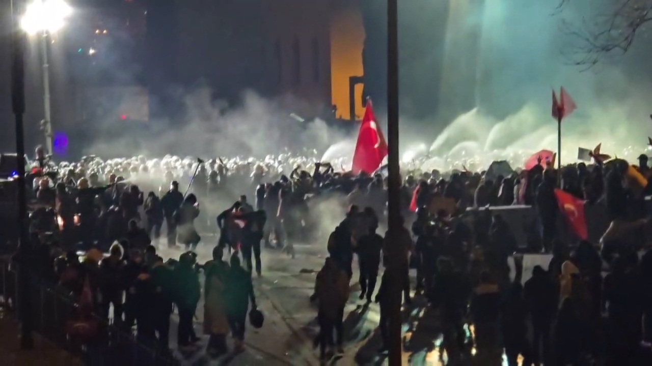 İstanbul'da İzinsiz Gösteri Operasyonu: 71 Kişi Gözaltında