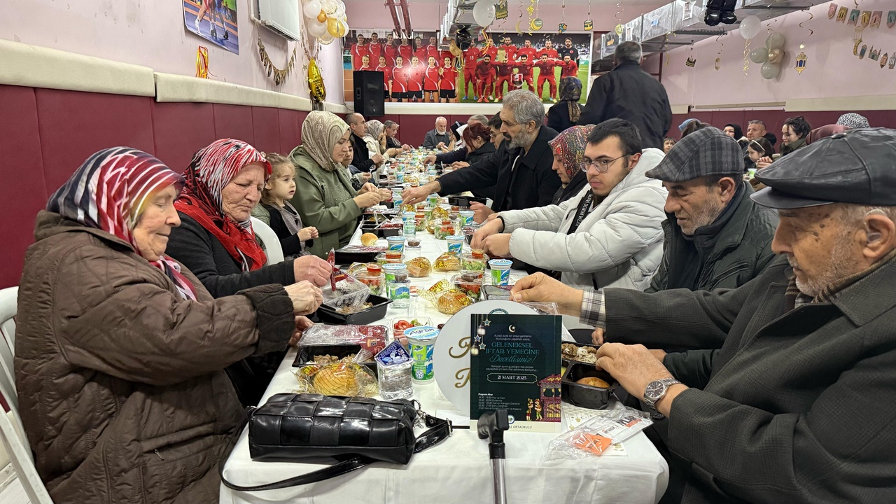 Yaşlılar Okulda Öğretmenlerle Buluştu