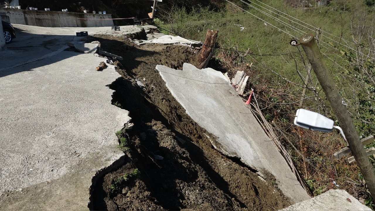 Beton Yol Heyelan Nedeniyle Çöktü