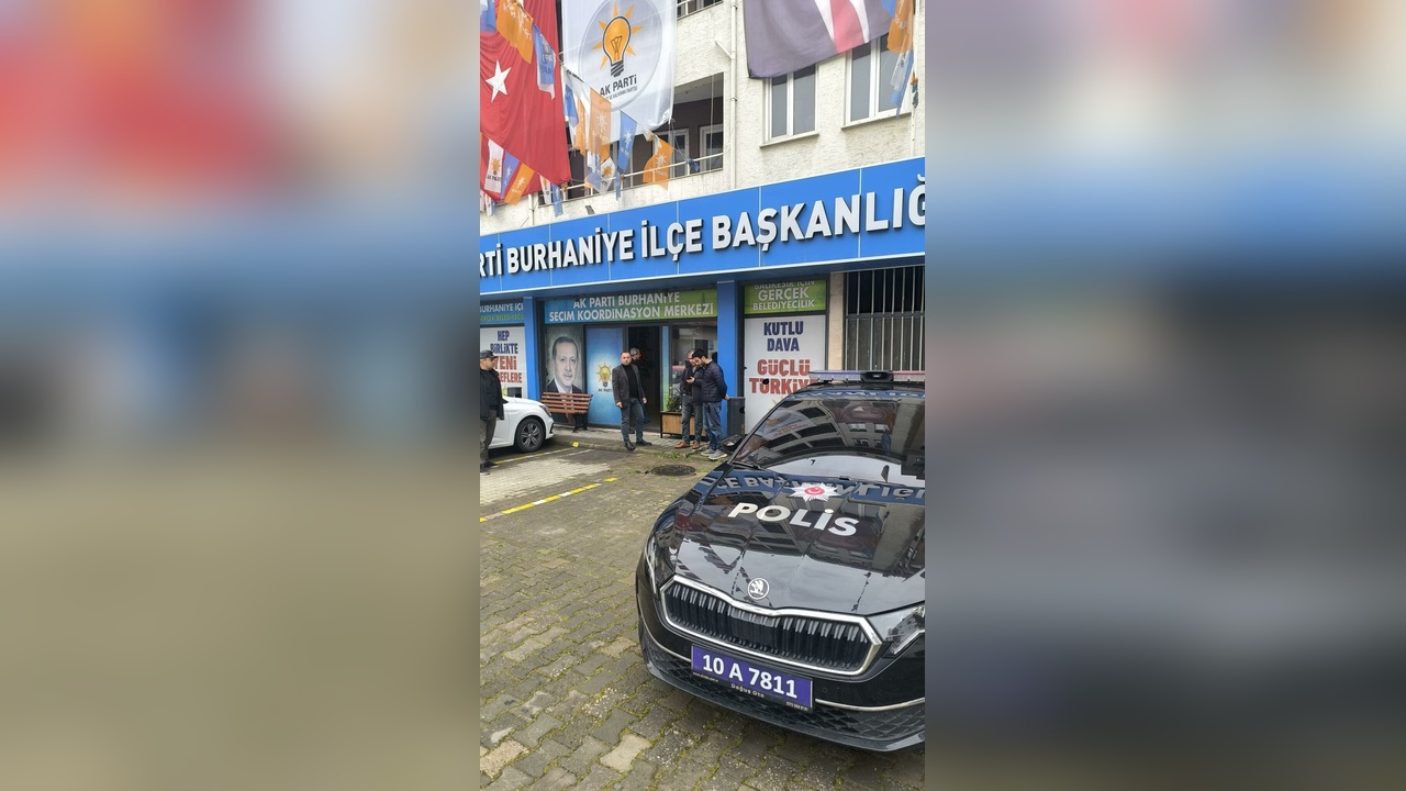 Burhaniye'de AK Parti İlçe Başkanlığı'na Taşlı Saldırı Gerçekleşti