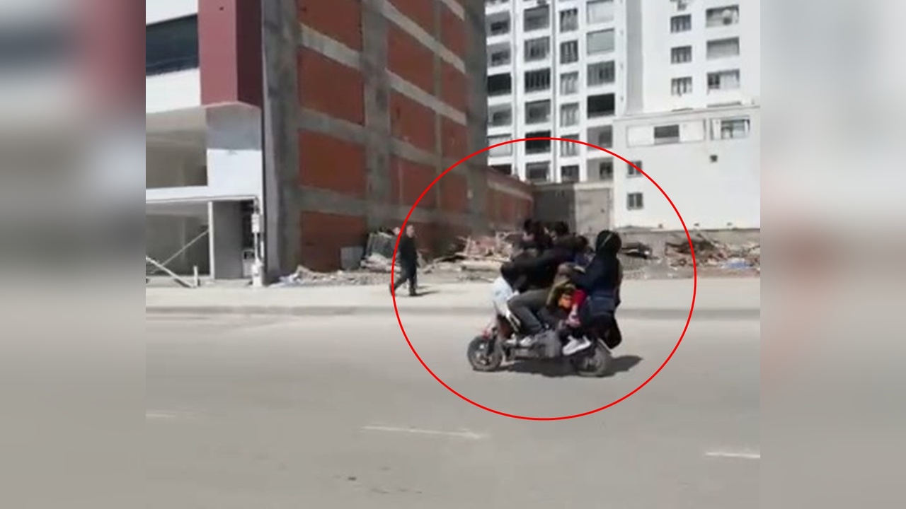 Motosiklet Üzerinde Tehlikeli Yolculuk: 5 Kişi Kameralara Yansıdı