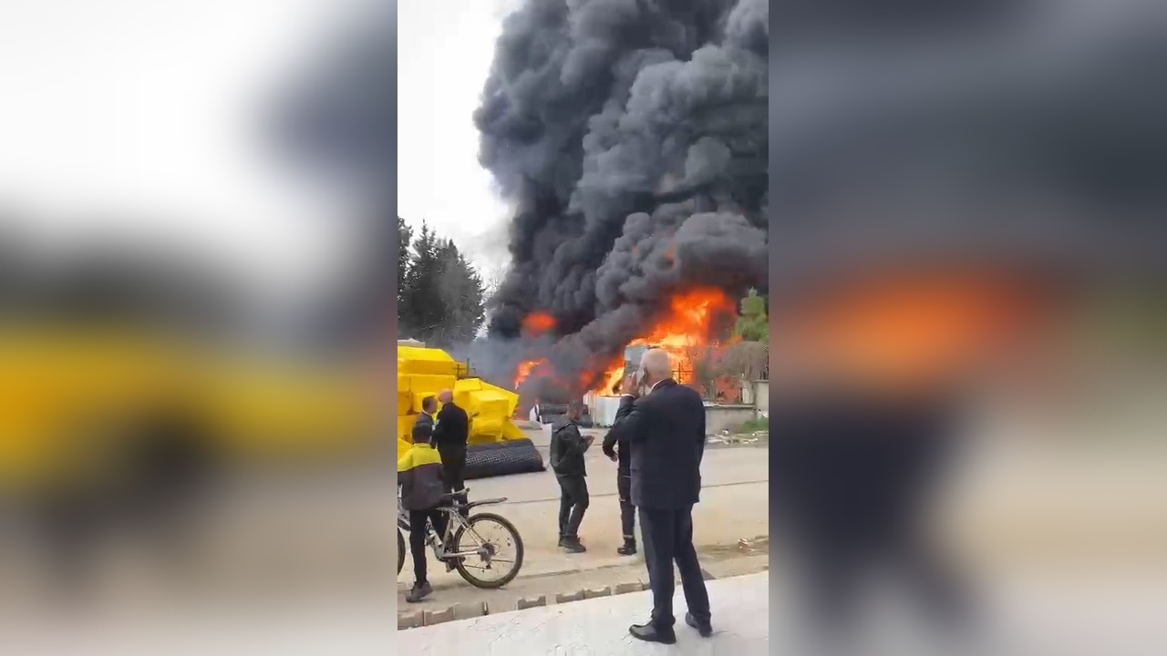 Pendik'te İnşaat Malzemesi Deposunda Yangın: 4 Katlı Bina Zarar Gördü