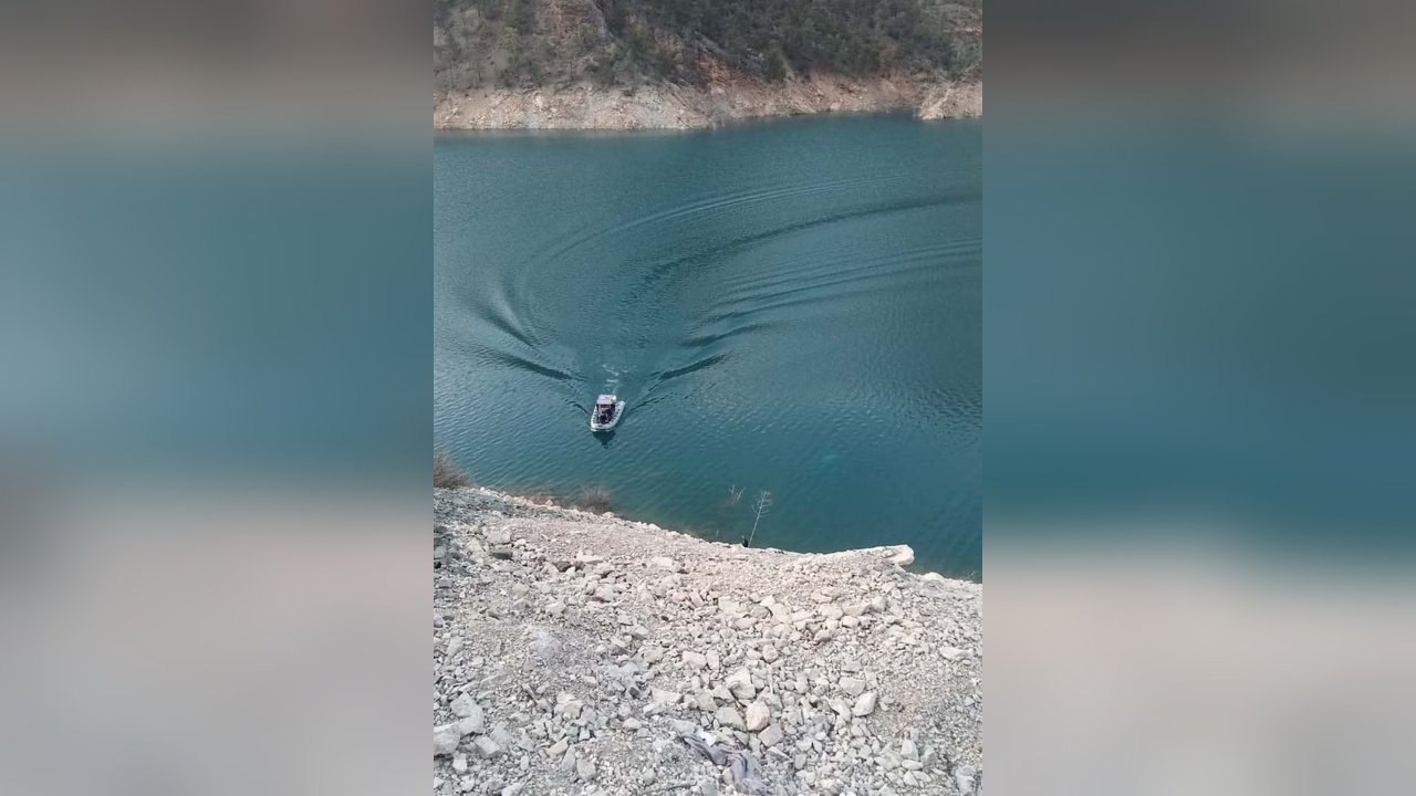 Karaman'da Elektrik Dağıtım Aracı Baraja Düştü, Sürücü Kayıp