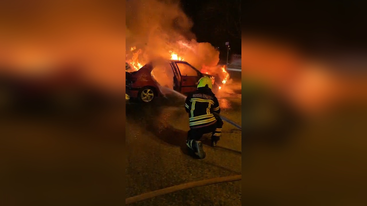 Mersin'de Otomobil Yangını: Araç Alev Alev Yandı
