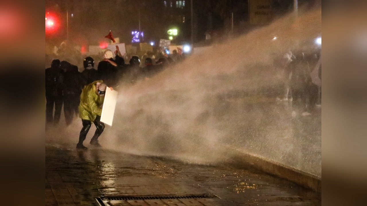 Antalya'da İmamoğlu Protestosuna TOMA ile Müdahale: 25 Gözaltı