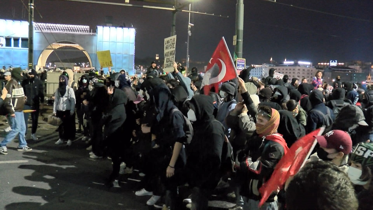 Galata Köprüsü'nde Oturma Eylemi Sona Erdi