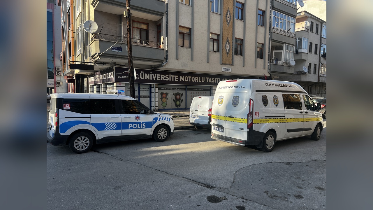 17 Yaşındaki Kız, Annesinin Ölümünden Dolayı Tutuklandı