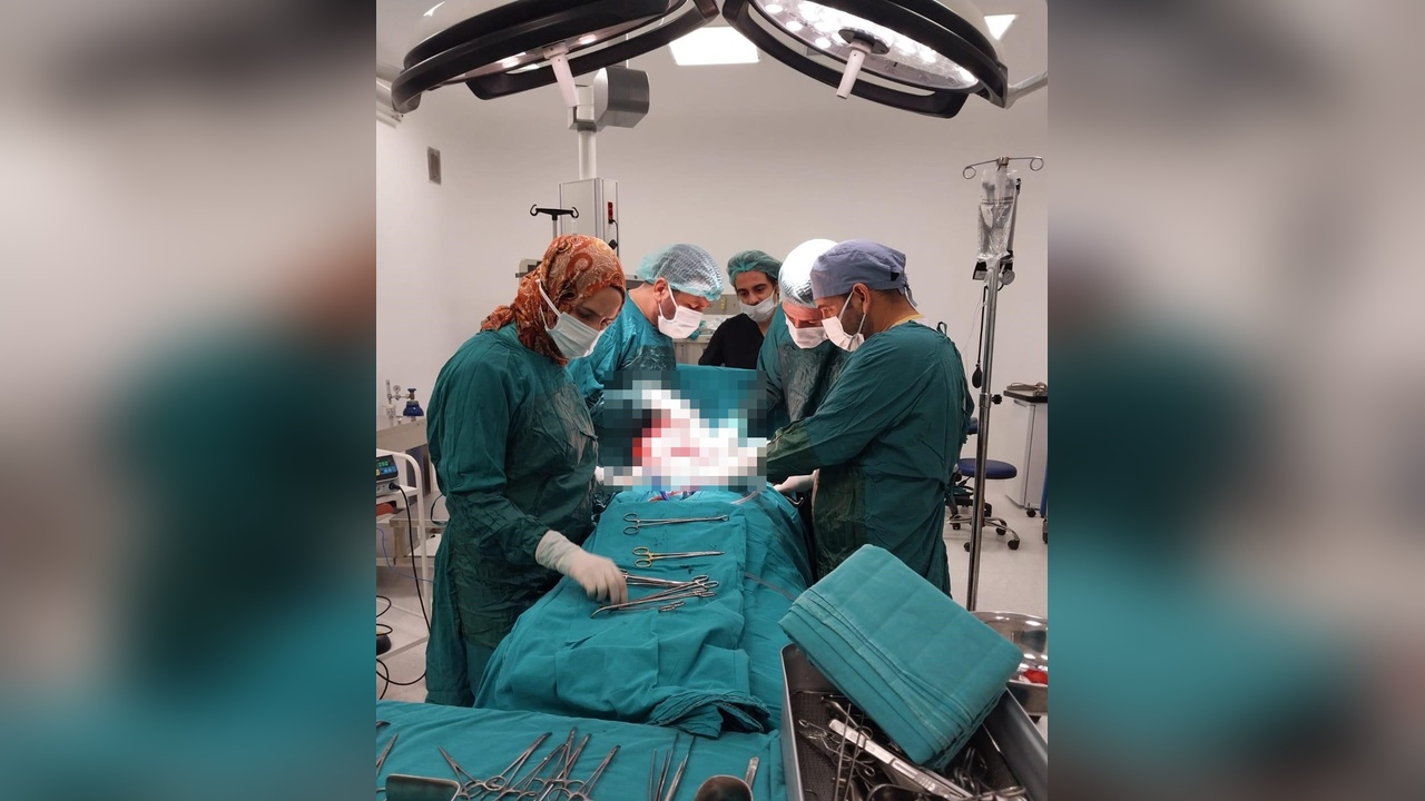 Kadın Hastalıkları Uzmanı, 35 Santimlik Miyomu Ameliyatla Aldı