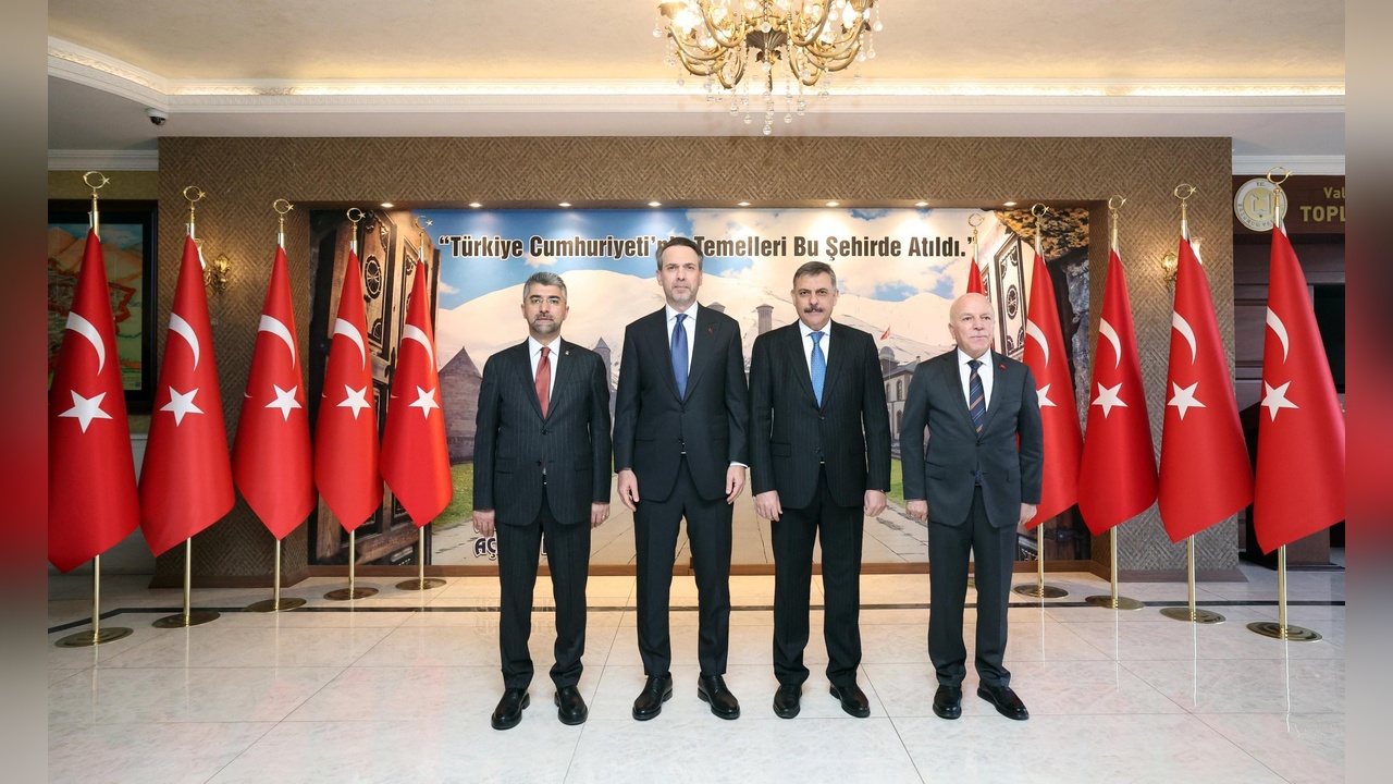 Bakan Bayraktar Erzurum'da Çeşitli Temaslarda Bulundu
