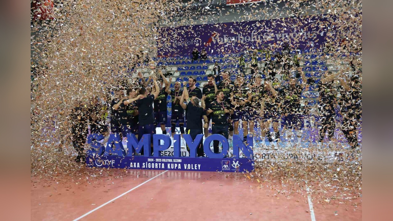 Fenerbahçe, Erkekler Kupa Voley'de Şampiyonluk Kupasını Törenle Aldı