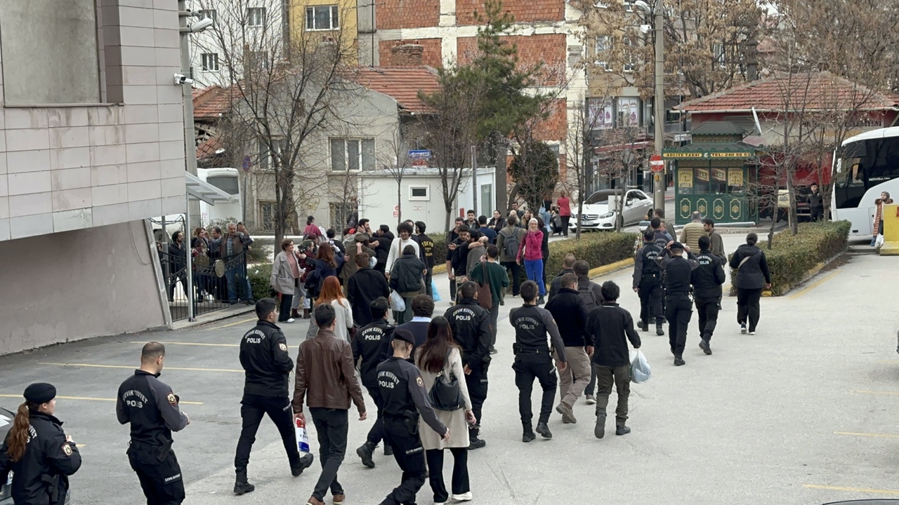Eskişehir'deki İmamoğlu Protestolarında Gözaltına Alınan Öğrenciler Serbest Bırakıldı