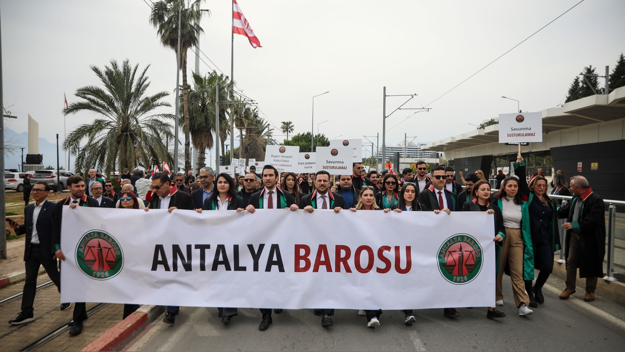 Avukatlar Cübbeleriyle Adalet Yürüyüşü Düzenledi