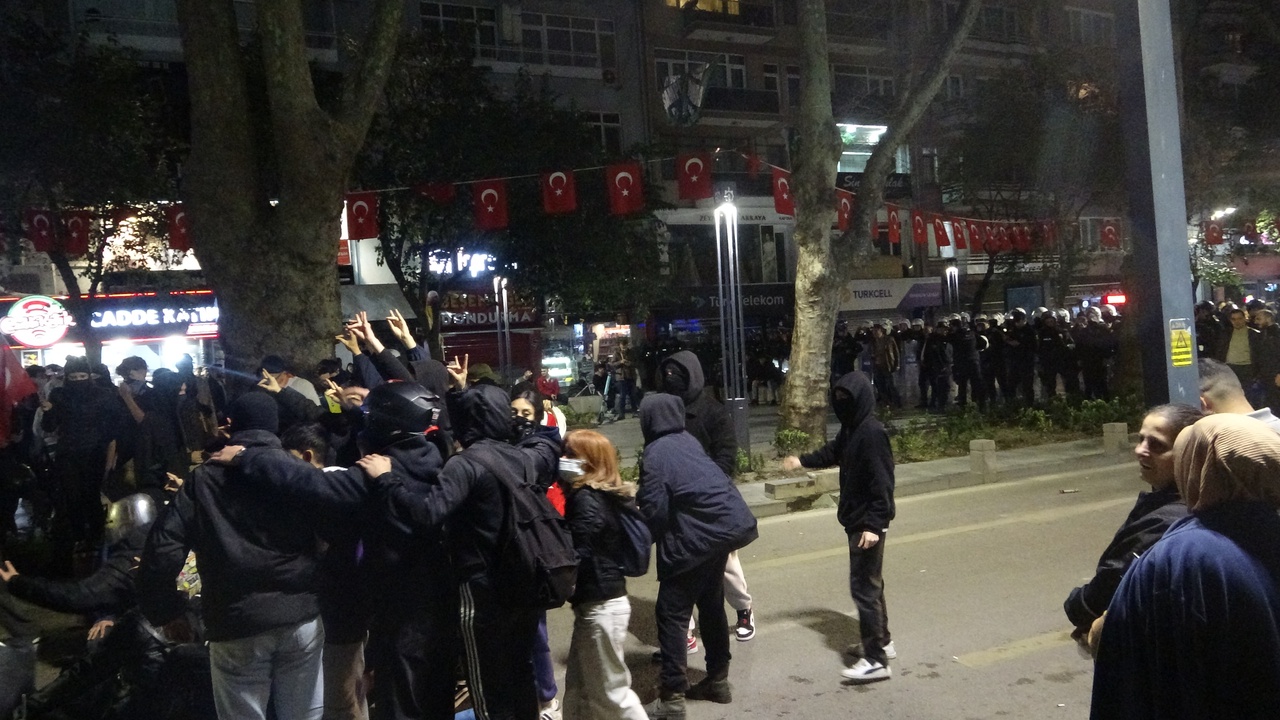 Kocaeli'de İmamoğlu Protestosunda Arbede: Bir Gösterici Darbedildi
