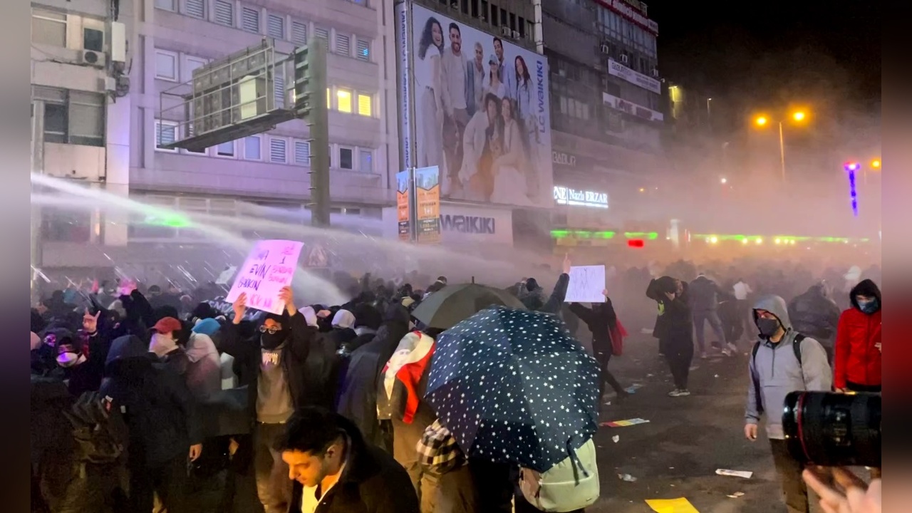 Ankara'da İmamoğlu Protestosuna TOMA'lı Polis Müdahalesi