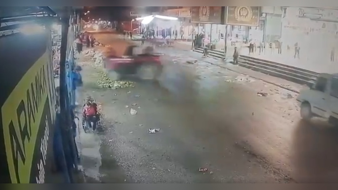 Ehliyetsiz Sürücü Traktörle Mağazaya Girdi