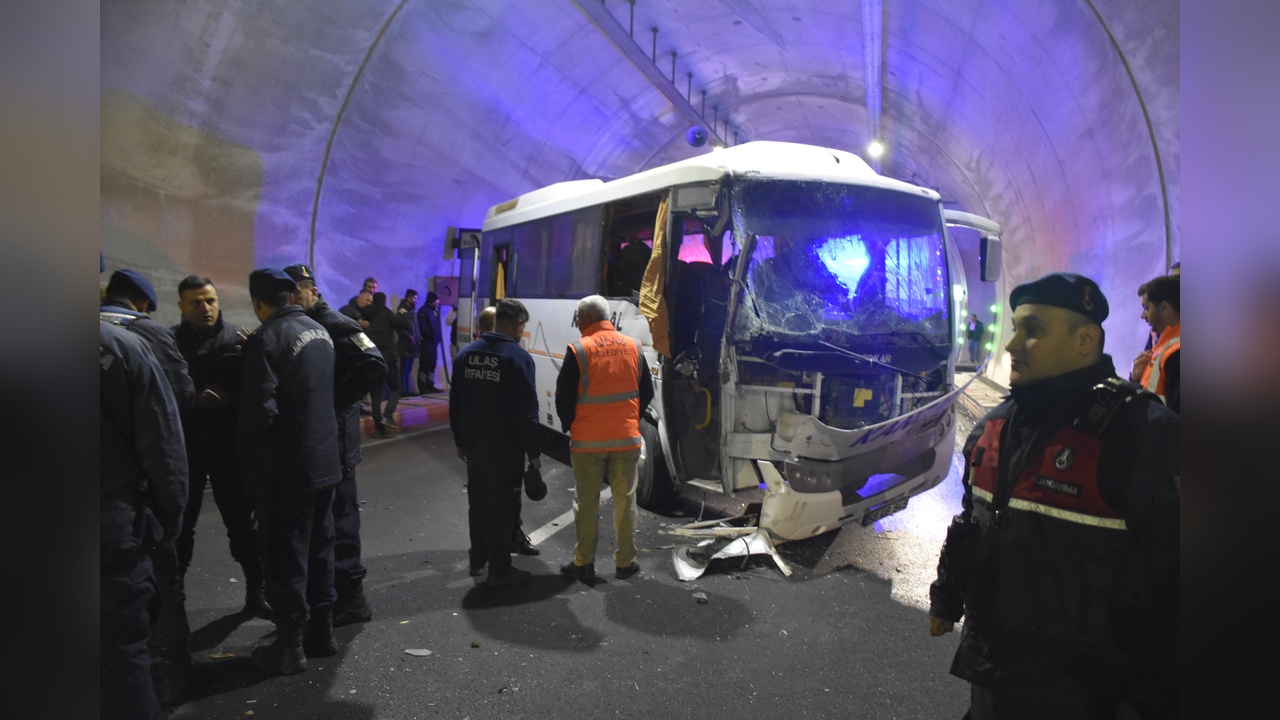 Tüneldeki Kaza: Yolcu Midibüsü TIR'a Çarptı, 14 Yaralı